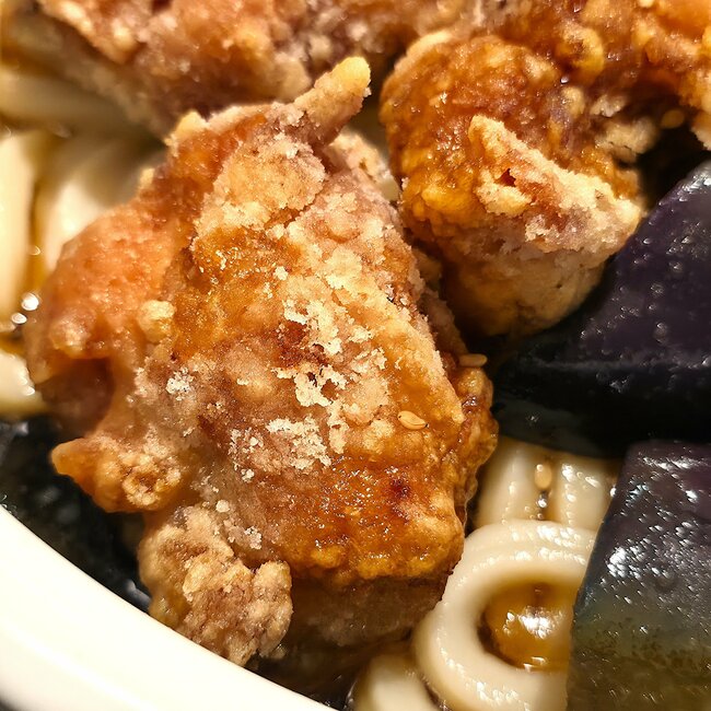 「完成度が高い」「毎日食いたい」丸亀製麺の“1300kcal超えメニュー”具材たっぷりでボリューム満点！「本当に神の食べ物」《実食レビュー》