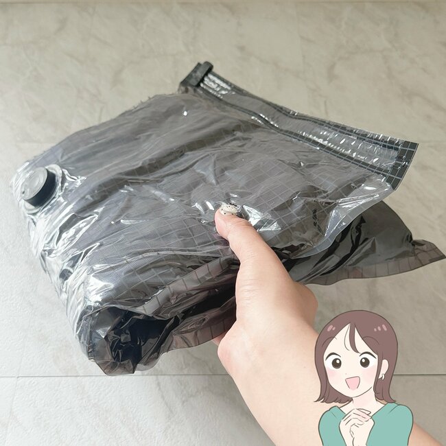 【3COINS】もう掃除機いらないじゃん！手のひらサイズの“圧縮アイテム”が大人気「旅行に必須です」「かなり楽になりました」《購入レビュー》