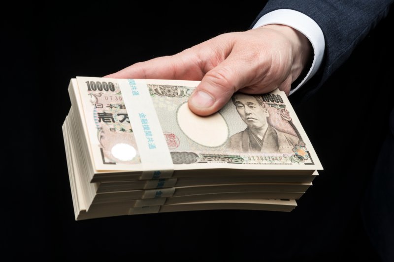 【国税OBが明かすお金】億万長者にあって“中途半端に高収入な人”に欠けていること
