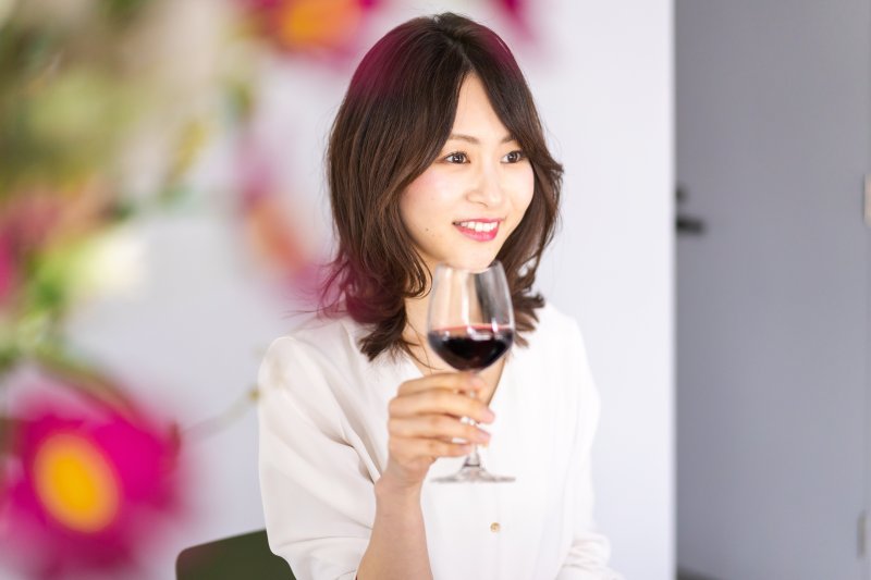 その持ち方でOK？育ちがいい人はワイングラスの、どこを持つ？