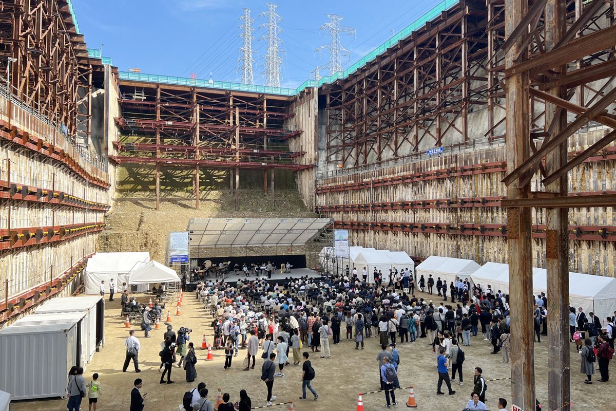 写真:土に囲まれたコンサート会場