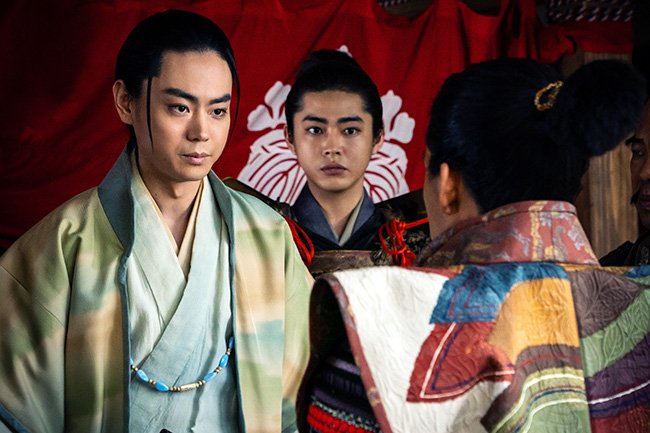 「豊臣兄弟！」22話より。竹中半兵衛（左：菅田将暉）、黒田官兵衛（中：倉悠貴）　（C）NHK