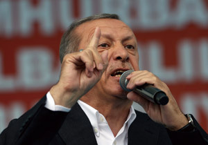 トルコ総選挙で与党圧勝でもくすぶる火種