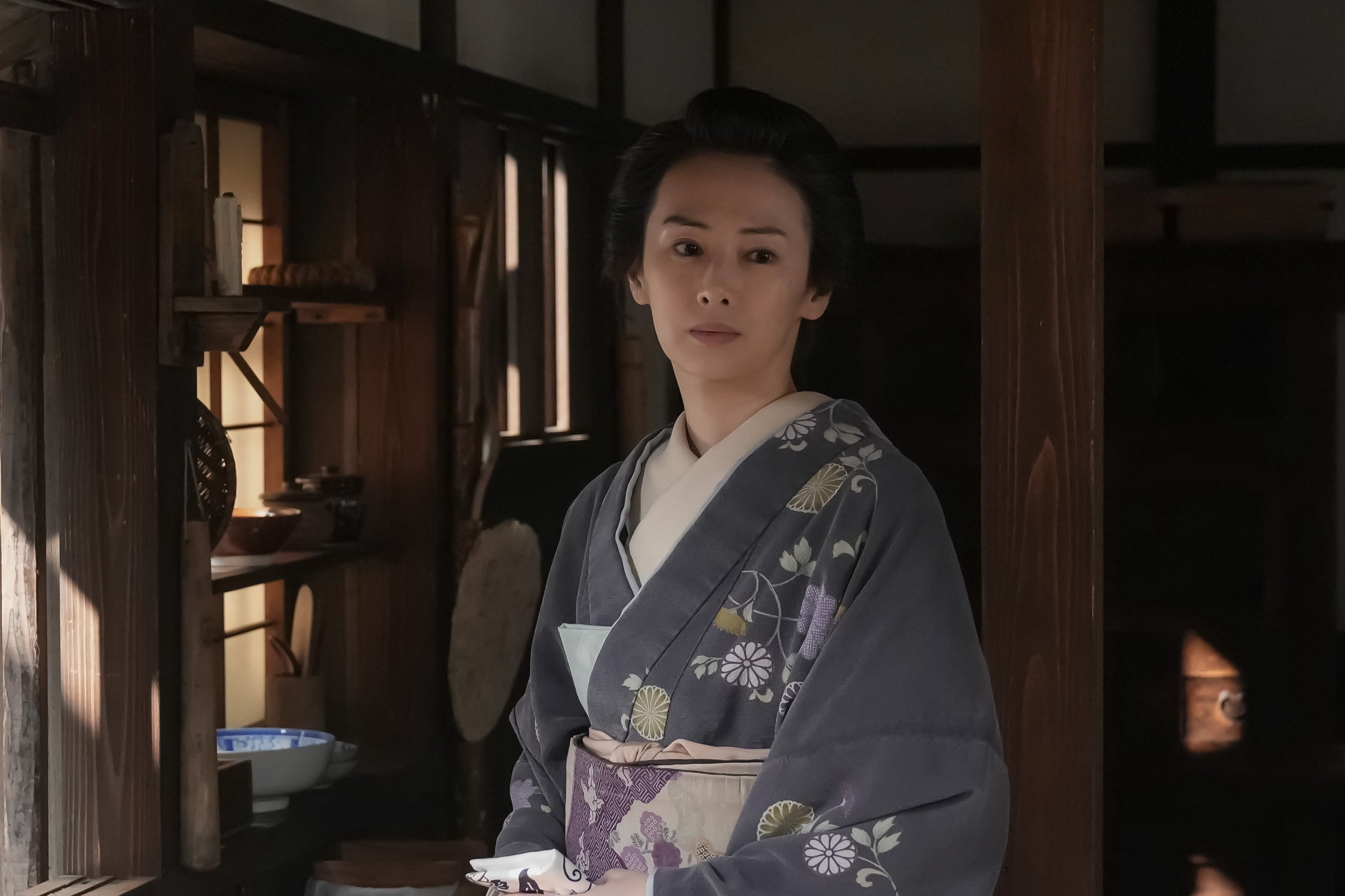 高石あかりが無言のシーンで見せた「いい表情」、たそがれ時の真骨頂〈ばけばけ第93回〉