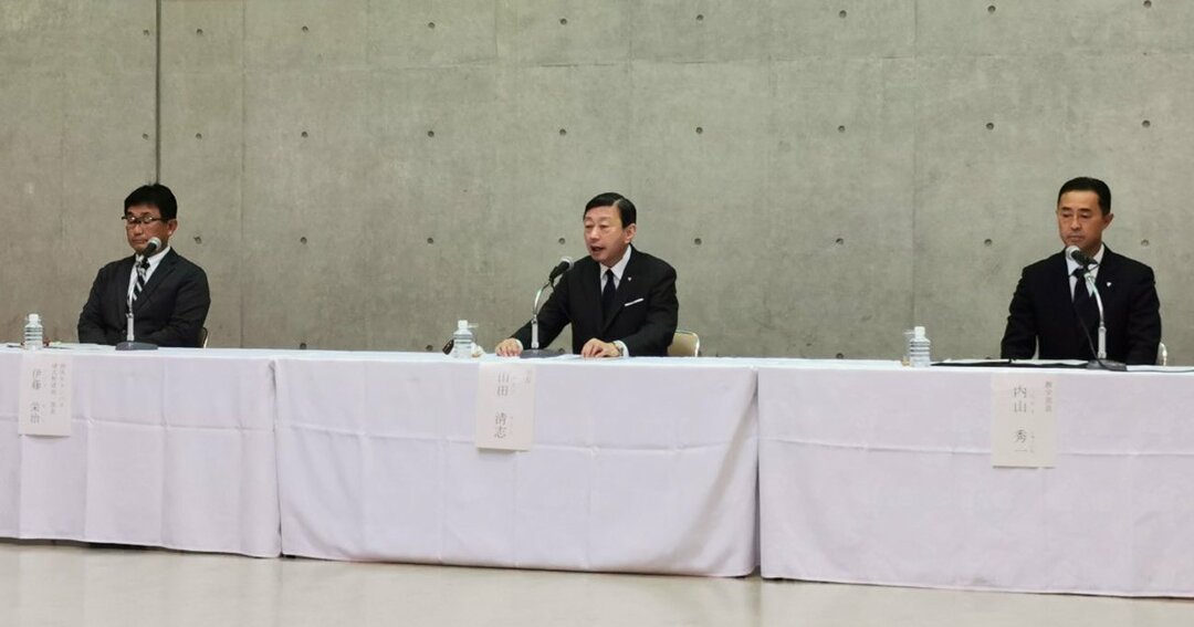 硬式野球部員の不祥事で記者会見する東海大の山田清志学長(中央)ら(10月17日撮影、神奈川県平塚市の東海大湘南キャンパス)