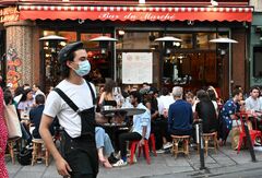 飲食店でのコロナ感染、欧州少なく米で多いわけ