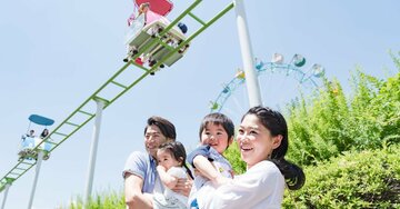 遊園地で身長制限に引っかかった親子が前でもめている→先に通らせてもらう？待つべき？