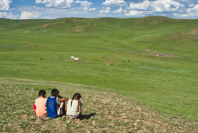 草原と山脈と「鉄旅」と―モンゴルで遊牧民宅に行って蒸し餃子を作ってみた
