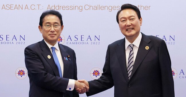 ASEANで会談した岸田首相と尹錫悦大統領