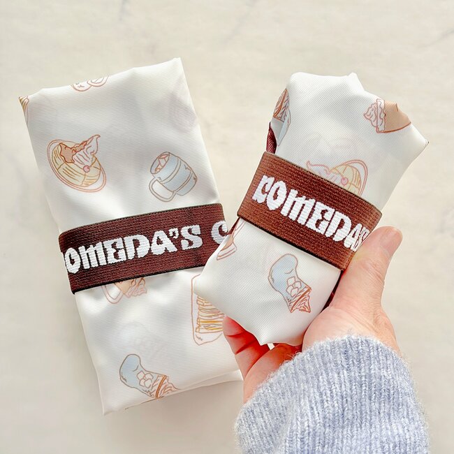 2Lペットボトルが6本も入った!コメダ珈琲の“自立するエコバッグ”大容量だしガバッと開いて使いやすい!「買ってよかった」「かわいいよな」