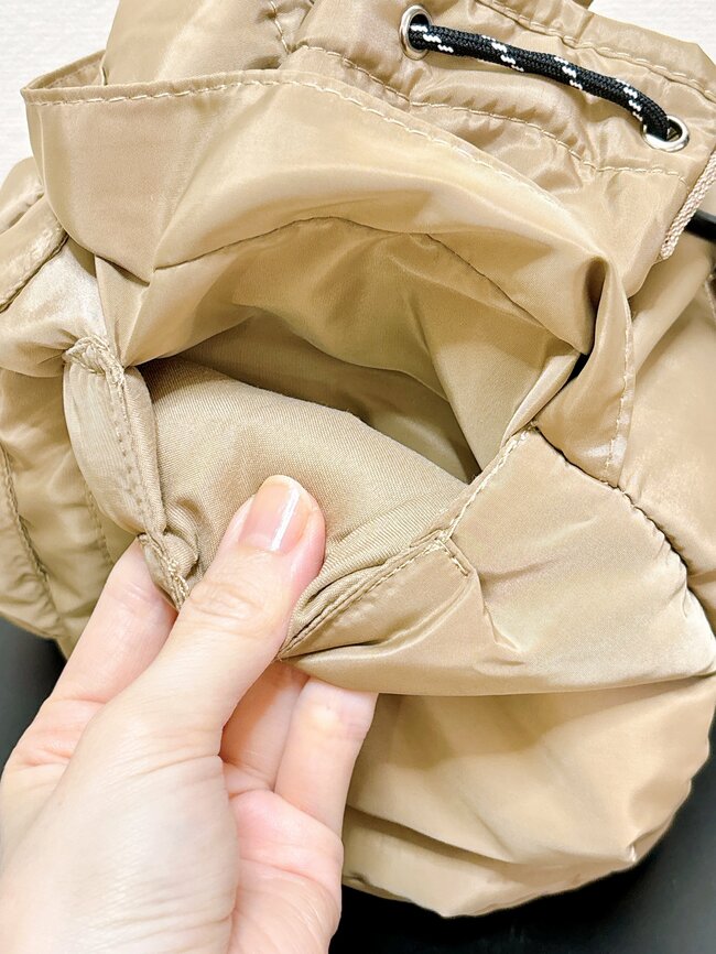 「毎日使ってます」「買って良かった」3COINSの“荷物がたっぷり入る巾着ショルダー”ガバッと開いて使いやすい！「天気に関係なく使いたくなる可愛さ」