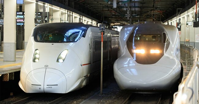 博多駅新幹線ホームで並ぶ800系と700系レールスター