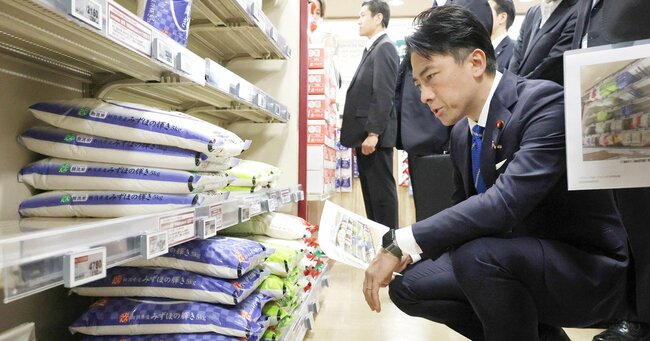 東京都内のスーパーマーケットで、米売り場を視察する小泉進次郎農水相
