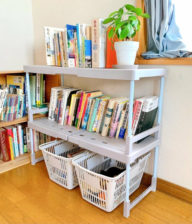便利すぎて全部屋に置きたい…!ダイソーの“ニトリみたいな収納ラック”ごちゃごちゃな押し入れがスッキリした!「もう2つ欲しい」「スペースがだいぶ拡張されます」《購入レビュー》