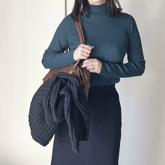 「ありそうでなかった」3COINSの“天才ホルダー”マフラーの持ち運びが楽になった！「ストールを使う時は必需品」「もう一個買おっかな」