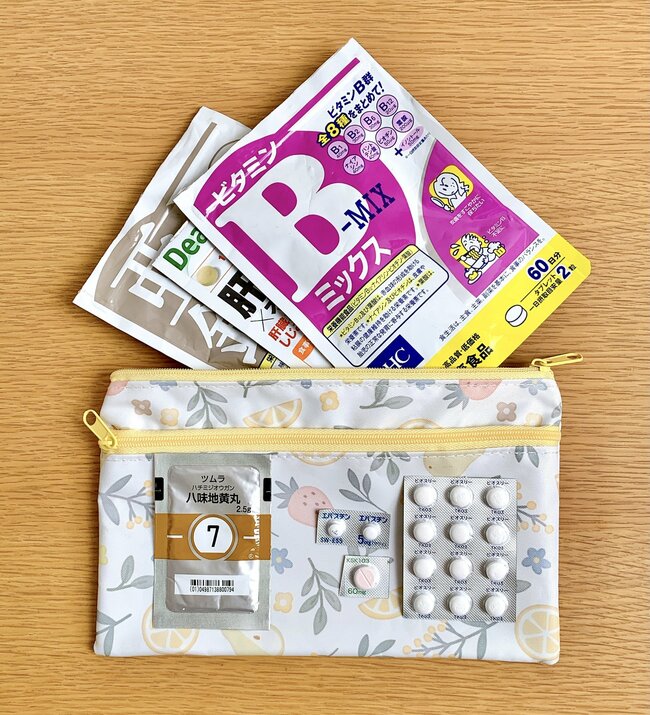 思わず2色買いしちゃったよ!セリアで見つけた“カードが40枚入るポーチ”お薬手帳や診察券をスッキリ持ち歩けます!《購入レビュー》
