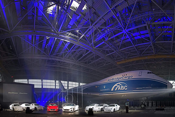 クルマ28台の一気空輸が可能にした、ユニークな新型車発表会