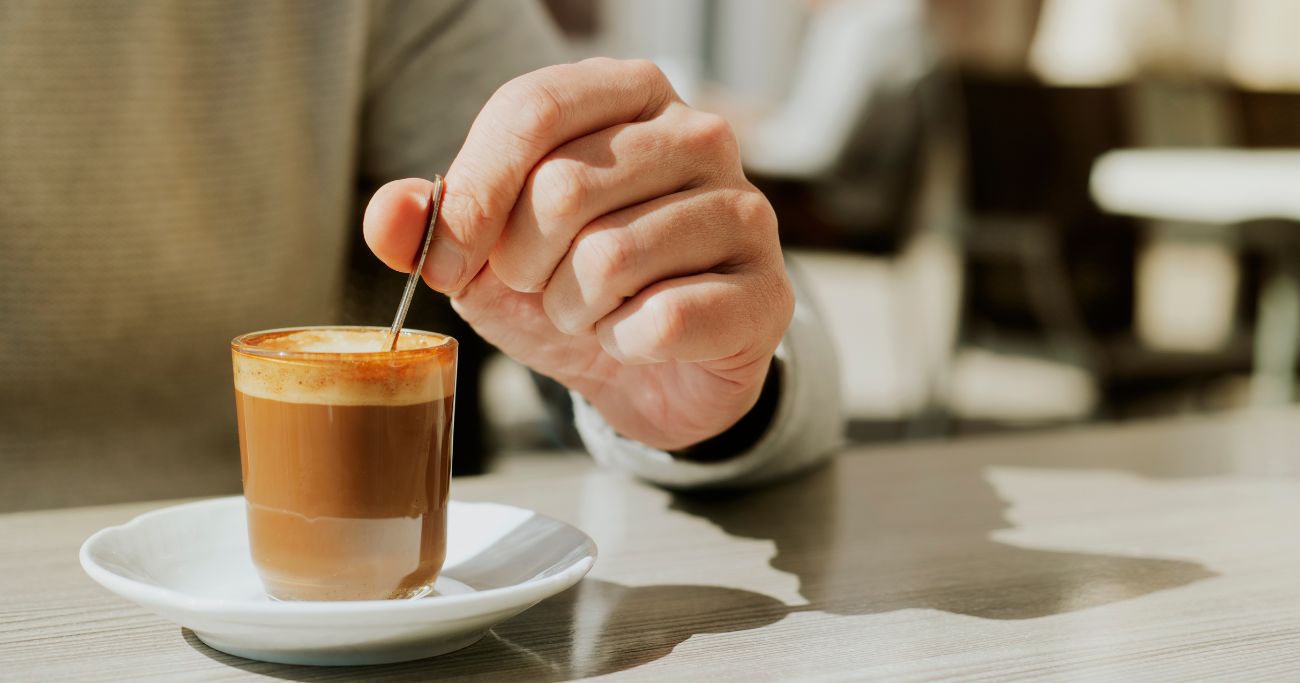 【5分で英語力アップ】「コーヒーをかき混ぜる」って英語でどう言う?