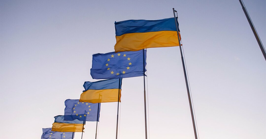 EUとウクライナの国旗
