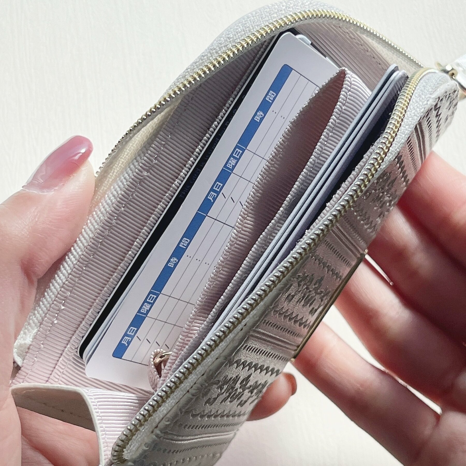 もう普通の財布に戻れない…!アフタヌーンティーの「高見えミニ財布」薄いのに鍵もカードも入って優秀なの!