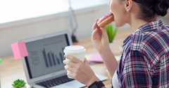 朝食に菓子パンを食べると、やる気が下がる？