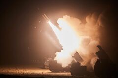 ウクライナ支援、米国の指導力を脅かす国内事情