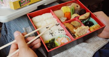 「こんなのアリ？」弁当どころかペペロンチーノまで…電車内の飲食はどこまで許容されるのか