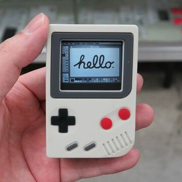 Apple Watchがゲームボーイに変身するレトロでキュートな充電台