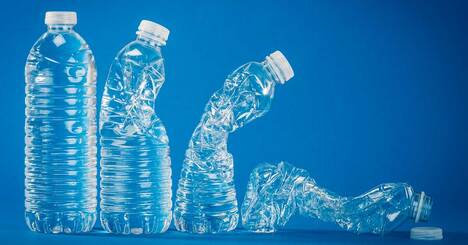 ペットボトル飲料水に迫る危機、代替容器を探せ 使い捨てプラスチックに対する消費者の反発を受け、各企業は代替容器探しに奔走している