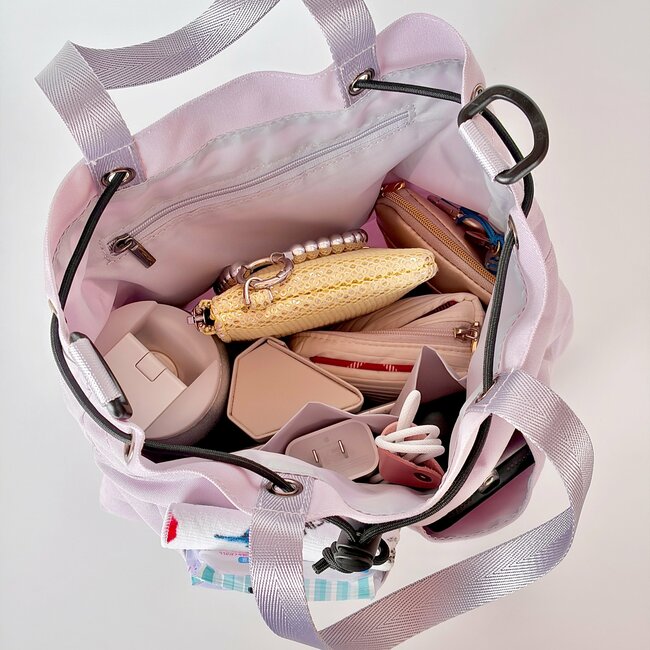 外ポケットが大きくて使いやすい…！ワークマンの“めちゃ軽ショルダーバッグ”収納力バツグンだし、身軽に動けて楽ちん！