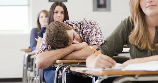 高校生は眠い　午前8時前の始業時間は有害　睡眠科学者