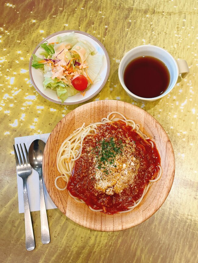 「安すぎてビビる」サイゼリヤの“平日限定ランチ”サラダもついて500円はありがたい！「コンビニより安い」「サラリーマンには嬉しい」