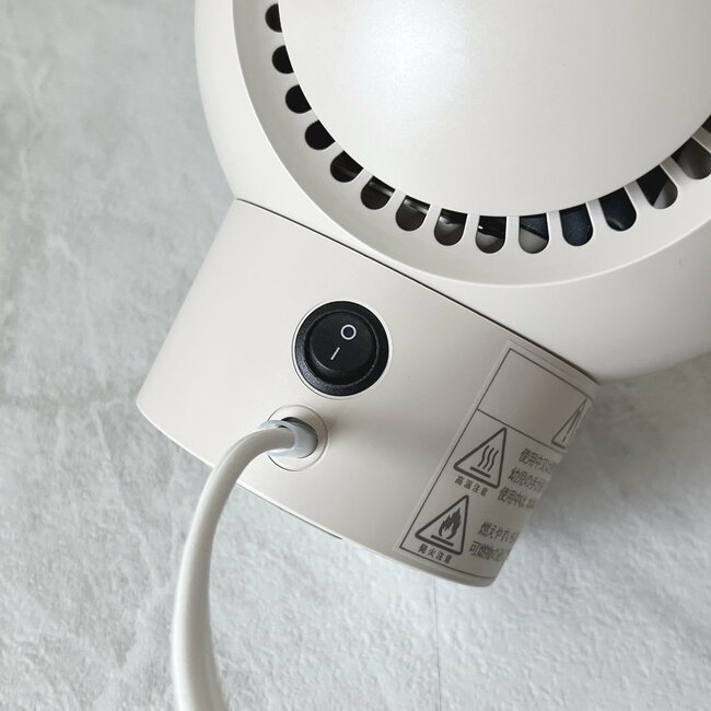 つけた瞬間、足元がポカポカ！3COINSの“コンパクトヒーター”小さいのにパワーがすごい！「めちゃくちゃ温かい」「朝晩さむいから助かる」