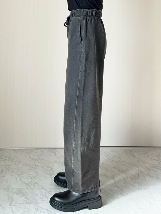 「気に入って2色買いました」GUの“デニムみたいなスウェット”がオシャレなのに楽ちんすぎる！「ダル着っぽくならない」「楽なのでヘビロテしてます！」