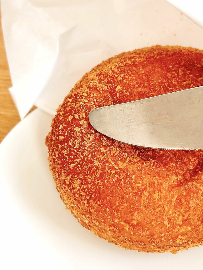 「コンビニ侮れねぇ」「開発してくれた方ありがとう」セブンの“お店で揚げたカレーパン”カリッカリの生地がウマすぎる！「3日間ぐらいは連続で食べてる」