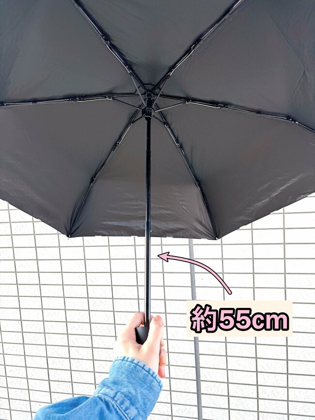 日差しが強い日も安心…!3COINSの「光とUVをカットする折りたたみ傘」体をすっぽり覆ってくれてありがたい!