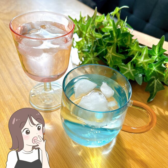 水を入れるだけで美しい…！セリアの「レトロかわいいグラス」110円とは思えない高見えデザインなんです！