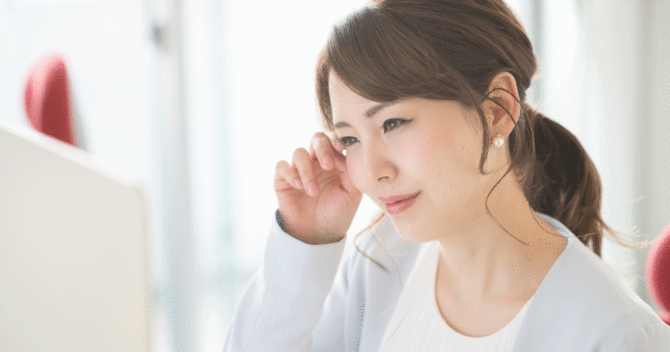 目の痛み、肩こり、頭痛、食欲不振、不眠、イライラ等々。これらの原因はすべて「見る」ことに関連していたこに気が付き、眼科医を受診したら意外な診断でした。