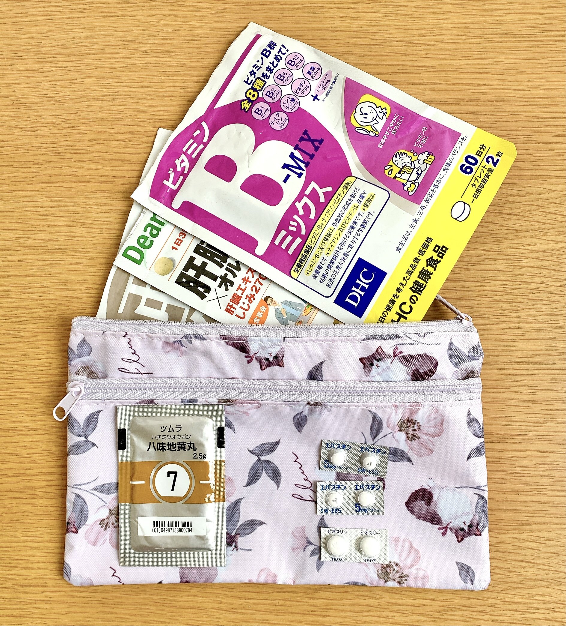 【セリア】お薬手帳や診察券40枚が入る“仕分けポーチ”お薬やサプリの整理にも便利！《購入レビュー》