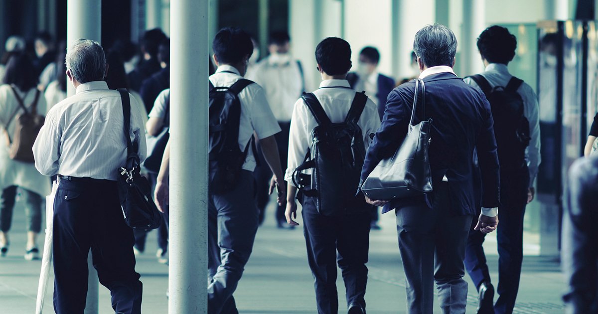 年収が低い会社ランキング2024【従業員の平均年齢40代前半・1000社完全版】オリエンタルランドやJR九州、ローソンは何位？