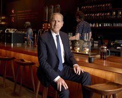 スタバ次期CEO、就任前にシュルツ氏直伝の研修