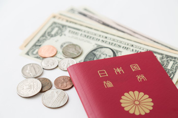 海外旅行先でトクするお金の払い方、ポイントは両替コスト