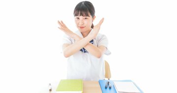 【2つ以上当てはまったら危険】「あの人とは絶対話したくない」と陰で避けられている人の特徴4選<超NG行動>