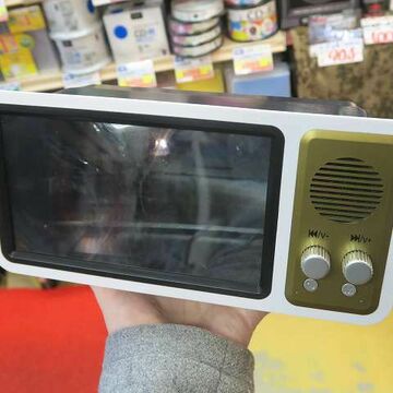 スマホ動画が簡単に大画面で見れる！ レトロTV風のスピーカー付き拡大鏡