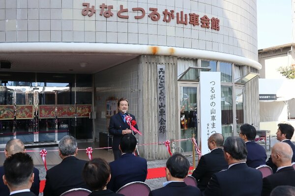 大和田家ゆかりの地・旧大和田銀行本店横で挨拶をする大和田伸也さん