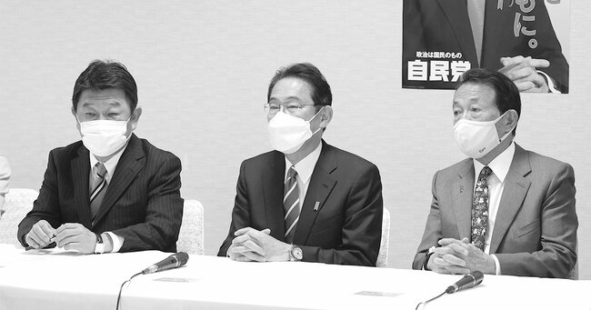 自民党役員会に臨む幹事長の茂木敏充（左）、首相の岸田文雄（中央）、副総裁の麻生太郎。岸田が描いたこの3人による3者会談の真意とは