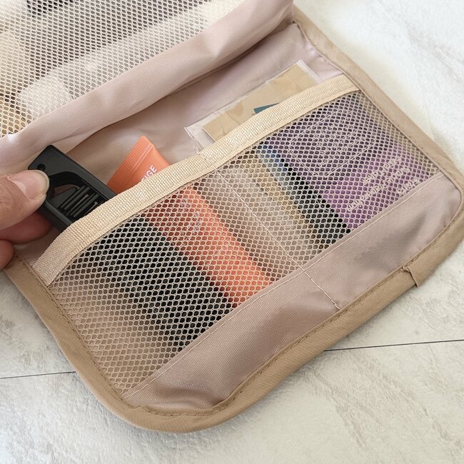 旅行の洗面グッズがまるっと入った！ダイソー姉妹店の「浮かせるポーチ」収納力がスゴいんです！