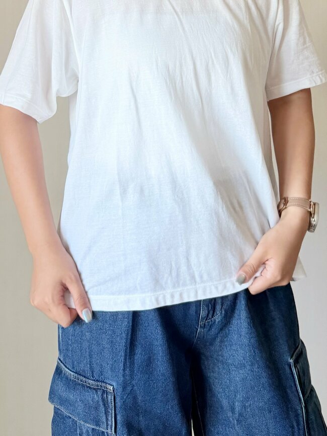 【無印良品】「リピ買いしました」990円の“着痩せトップス”まとめ買いして正解だった!「二の腕隠れる丈感」「何枚か買い足したい」《購入レビュー》