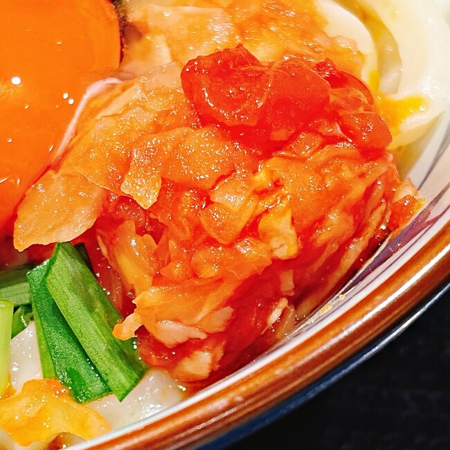 「2日連続で食べた」丸亀製麺の“豪快すぎるメニュー”シメごはん付きで嬉しい！「並でもかなりの満足感」「めちゃくちゃ美味でした」《実食レビュー》