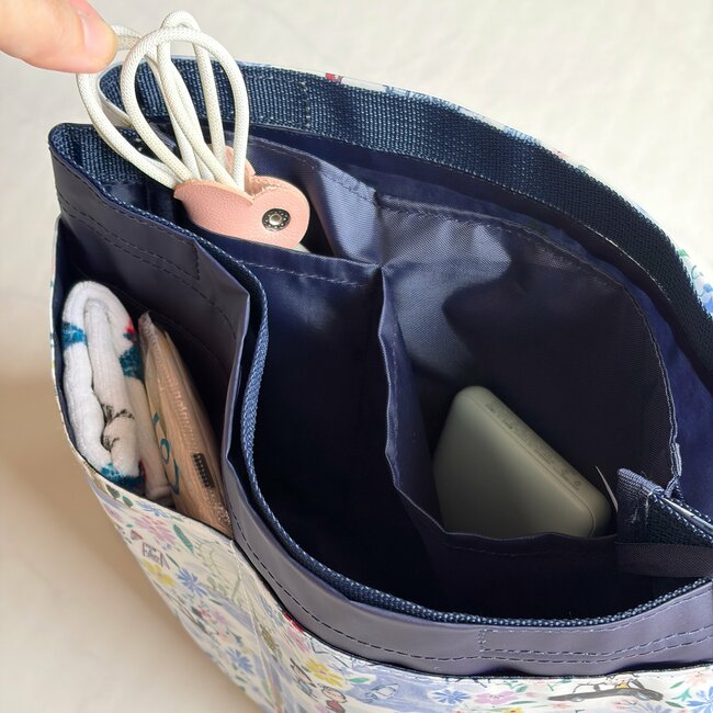 お薬手帳と処方薬がまるっと入った！アフタヌーンティーの「スヌーピーの収納バッグ」ポケット豊富で天才すぎる！《購入レビュー》